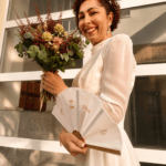 Novia con abanico bordado personalizado.