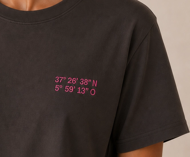 Coordenadas bordadas sobre camiseta de acusmagna.