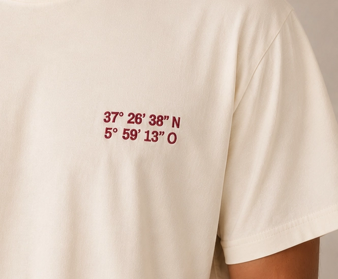 Coordenadas bordadas sobre camiseta de acusmagna.