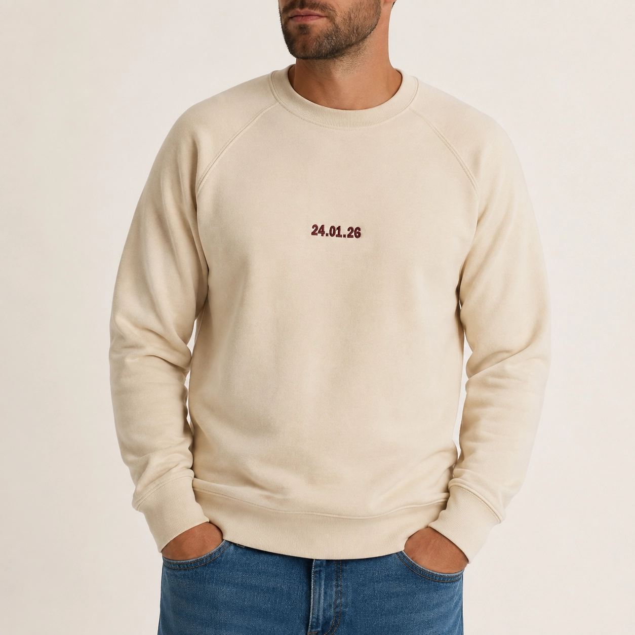 Hombre con sudadera con fecha bordada.