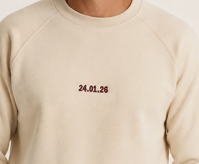 Sudadera con fecha bordada.