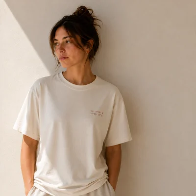 Mujer con camiseta bordada de acusmagna.