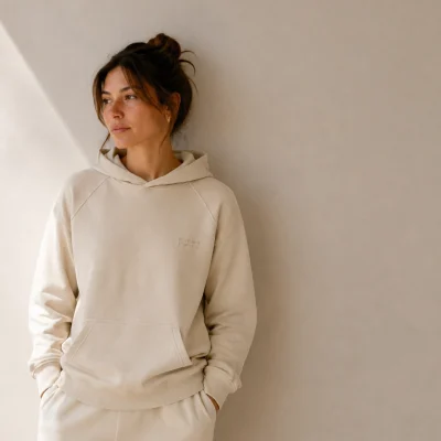 Coordenadas bordadas sobre sudadera de acusmagna.