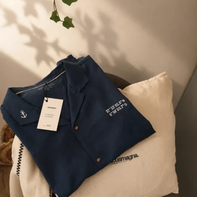 Camisa bordada personalizada con coordenadas.
