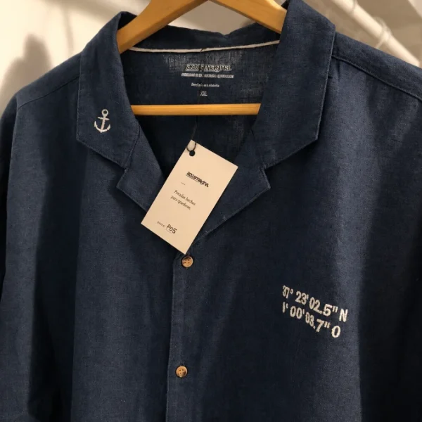 Camisa personalizada con bordado de coordenadas.