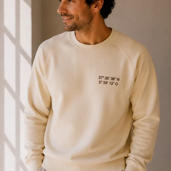 Hombre con sudadera bordada con coordenadas en chocolate espresso.
