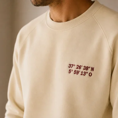 Coordenadas bordadas sobre sudadera de acusmagna.
