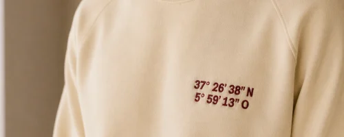 Coordenadas bordadas sobre sudadera de acusmagna.