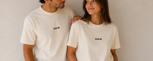 Pareja de novios con camisetas a juegos con fecha bordada.