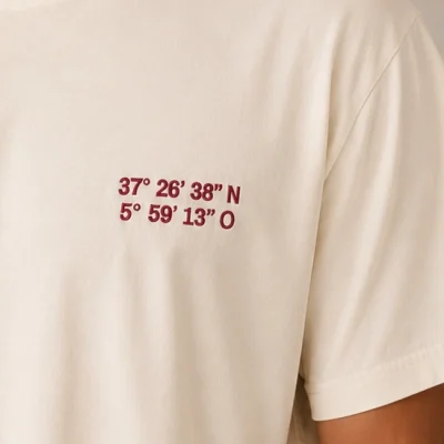 Coordenadas bordadas sobre camiseta de acusmagna.
