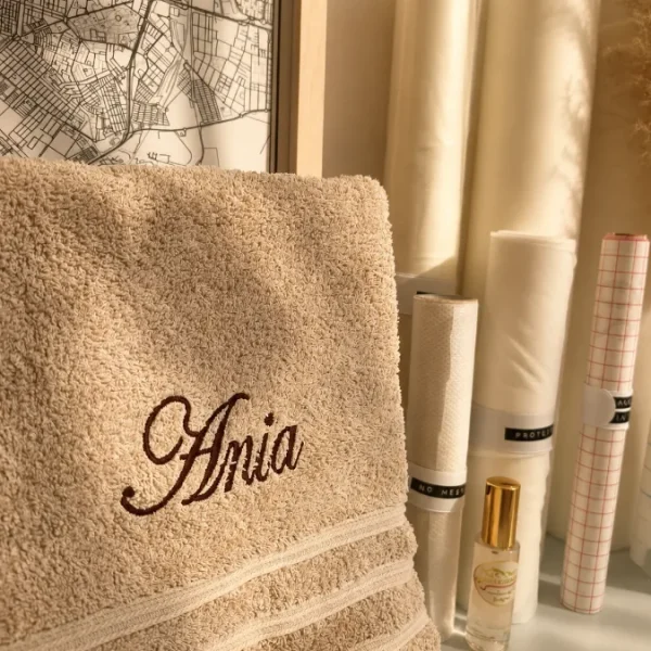 Toalla bordada con el nombre personalizado.